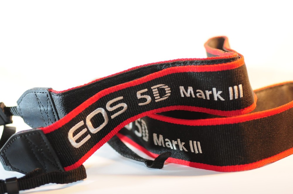 Canon EOS 5D mark III camera shoulder strap MINT Genuine
