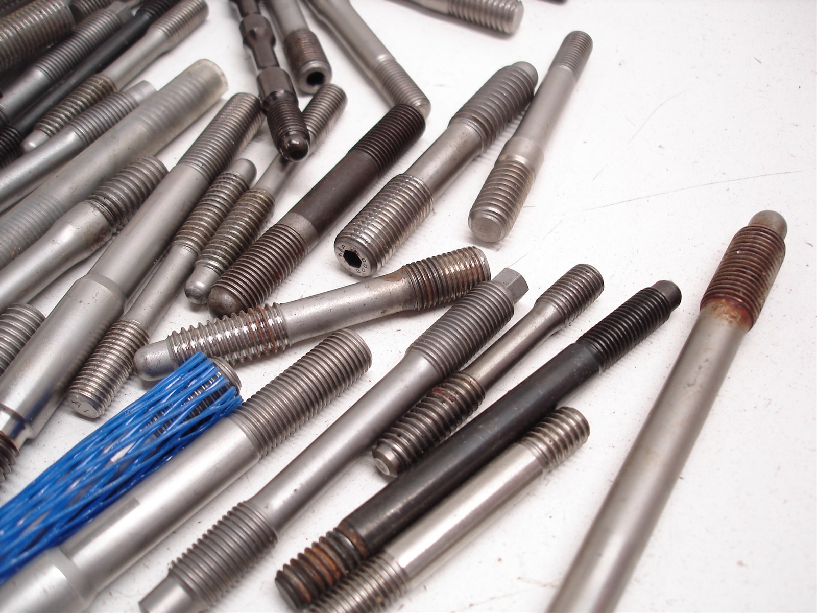 136 ARP / A1 TECHNOLOGIES BULK ASSORTED ENGINE STUDS 5/16"-1/2" HEAD MAIN CARB