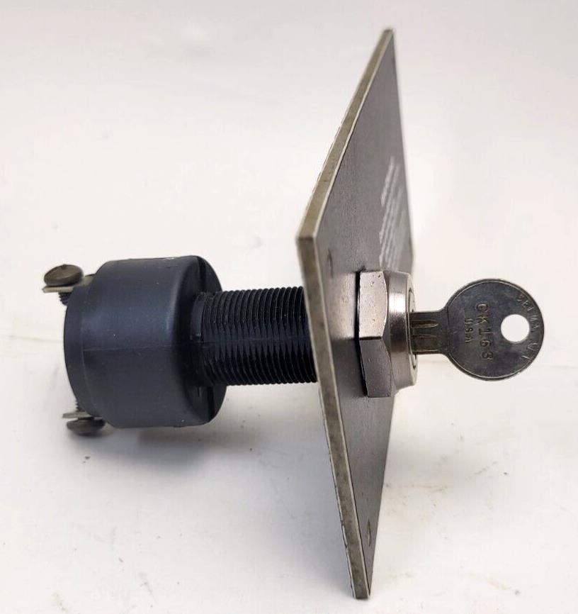 Sterndrive/Inboard Key Switch and Key With Mount Plate