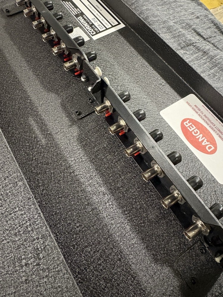 CORNING CCH-01U CABLE SYSTEM LANSCAPE with CONNECTOR HOUSING PANEL & Ears