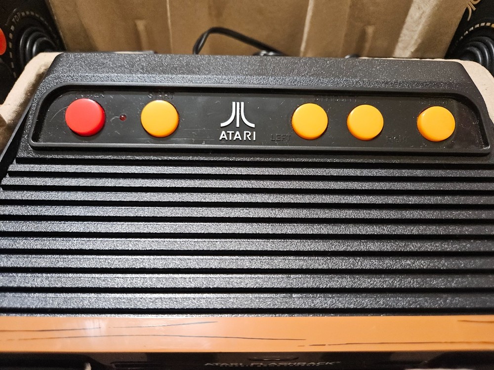 Atari Flashback 6 Classic Game System 100 Built-in Games 2 Wireless Controllers