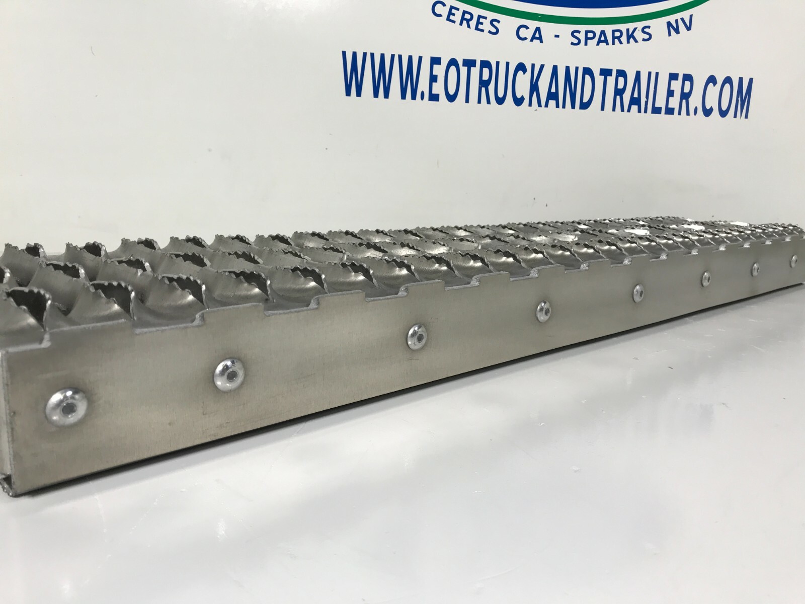 Peterbilt 379 389 Battery Box Top Step - Heavy Duty