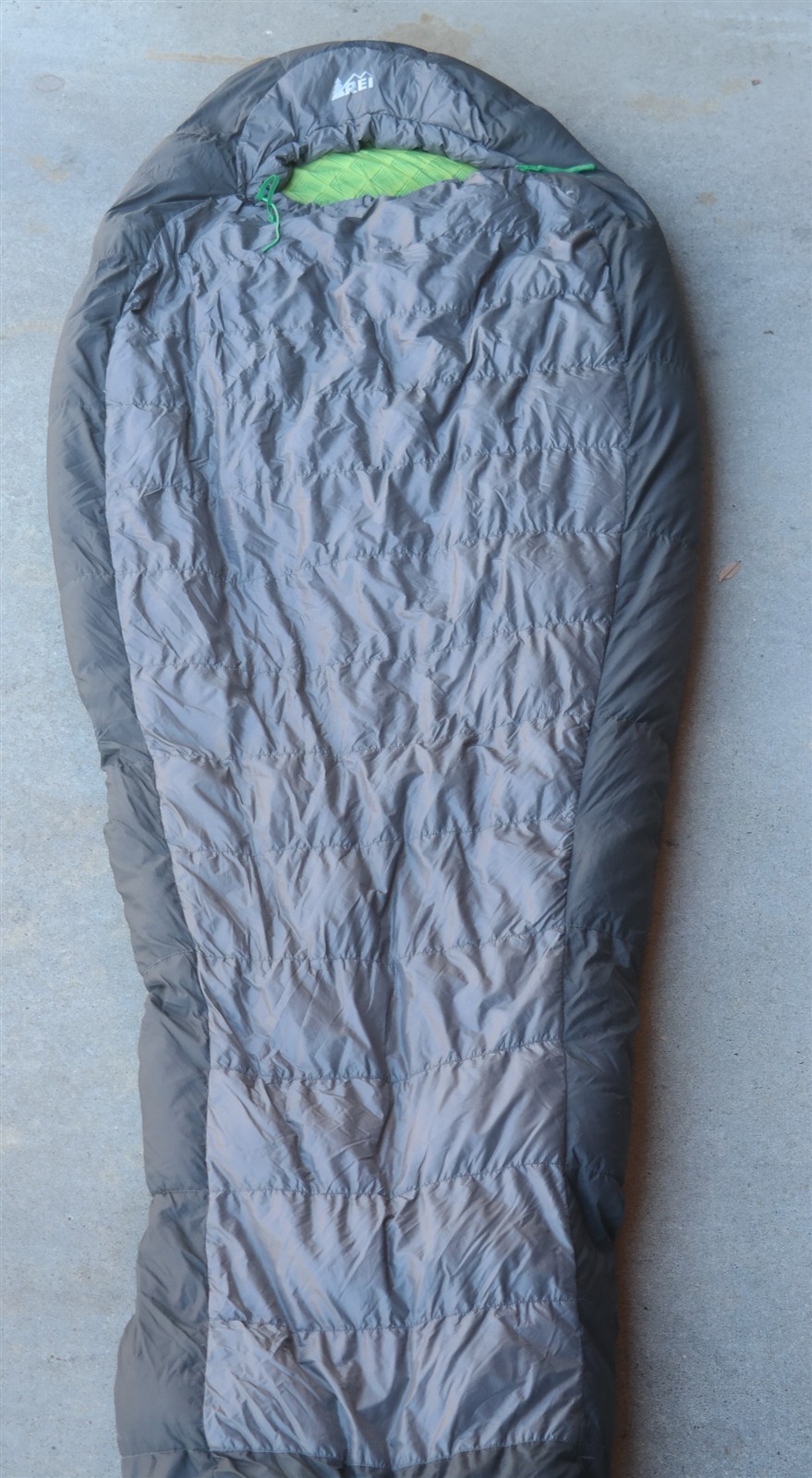 REI IGNEO Down Sleeping bag 80" X 30" rated 20 degrees (READ)
