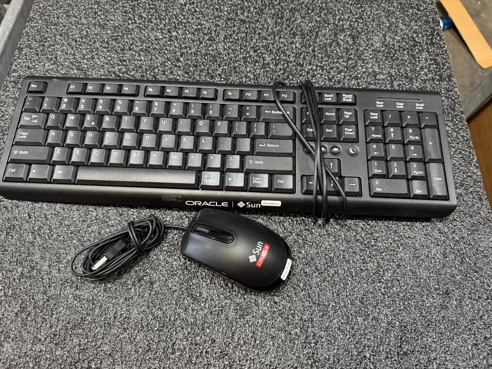 Oracle Sun 7055209 USB Keyboard and 7048018 Mouse Peripheral Kit