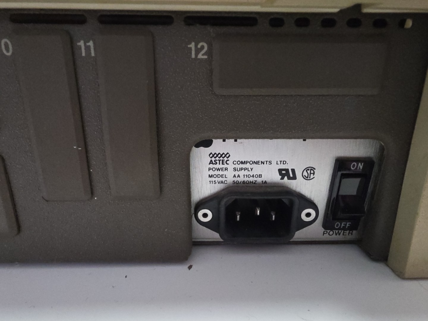 Apple IIe A2S2064 Vintage Personal Computer FOR Parts Or Repair - powers on