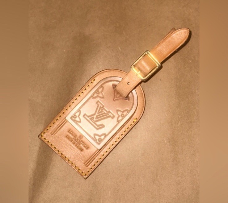 LOUIS VUITTON SILICONE POIGNAT TAG