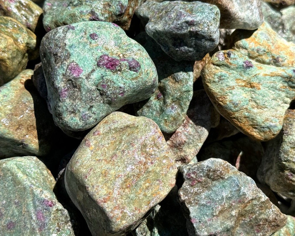 1/2 lb CLEARANCE Bulk Lot Natural Rough Ruby Zoisite (Raw Ruby Zoisite, 8 oz)