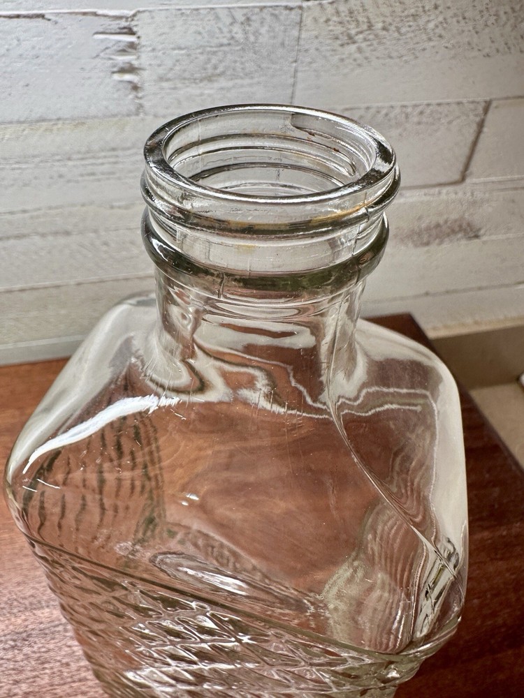 RICHARDS WINE CELLAR, 4/5 QUART BOTTLE