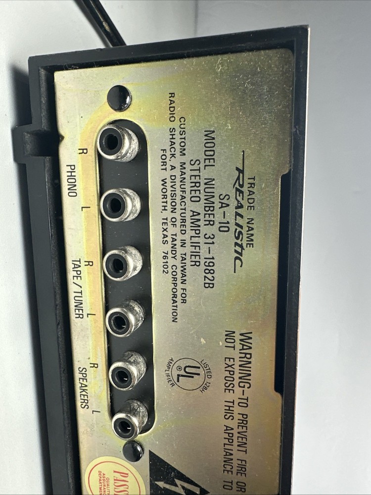 Realistic SA-10 Stereo Amplifier Model 31-1982B - Powers On