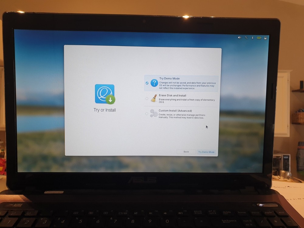 Linux ElementaryOS V8.1, 64-bit, Bootable Live and Install USB Flash Drive
