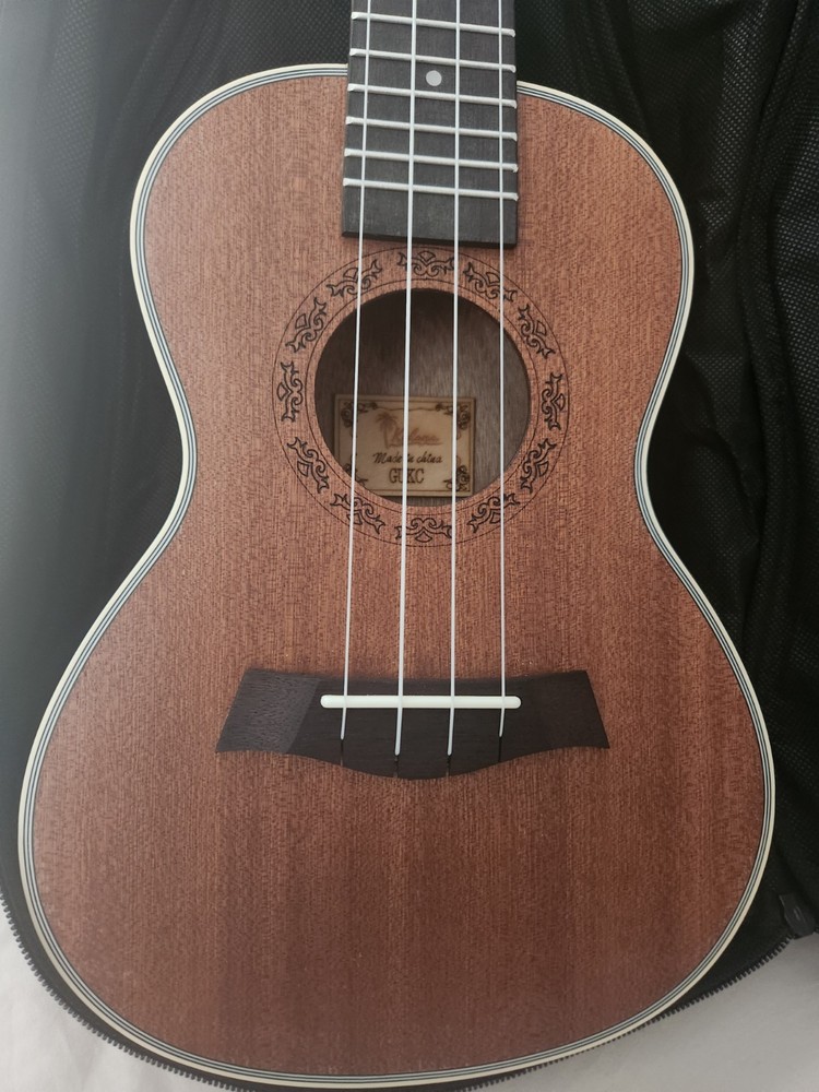 New Kulana Beginners 4 String Wood Ukulele With Case Pics Strap & Extra Strings