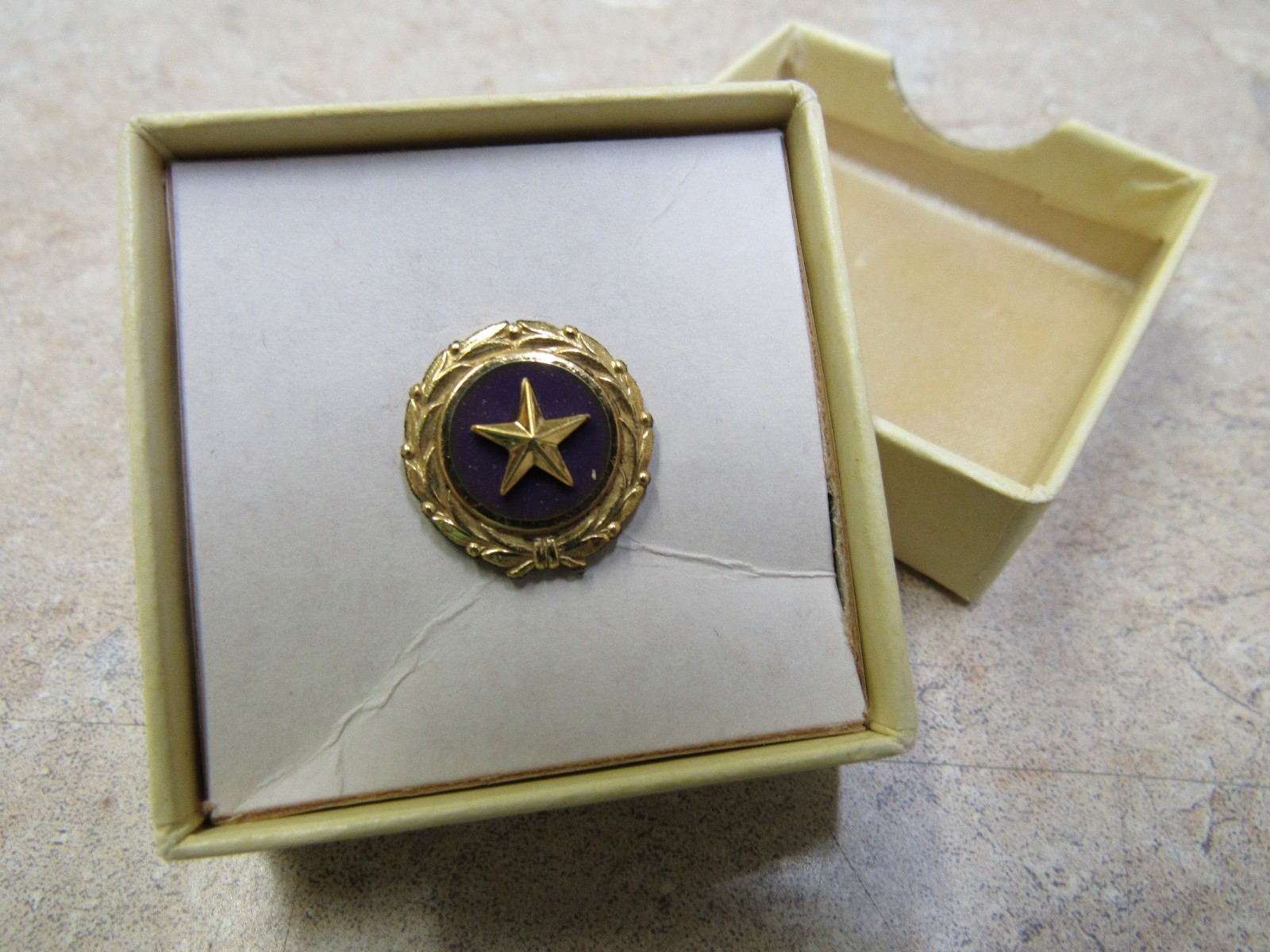 Original Gold Star Mothers US Military Lapel Pin Button 1947 ACT of Congress NOS