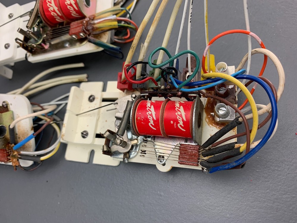 Three Kemtron Twin Solenoid Switch Machine with RIX Brackets E0149