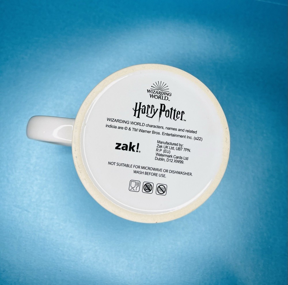 Harry Potter, Hogwarts Mug official merchandise featuring school shield Wizard