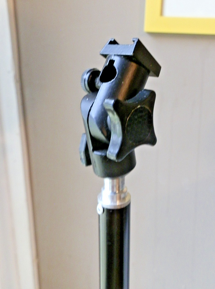 Studio lighting - small light stand cold-shoe mount included