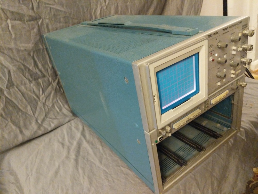 Tektronix 7104 Oscilloscope without plug-ins