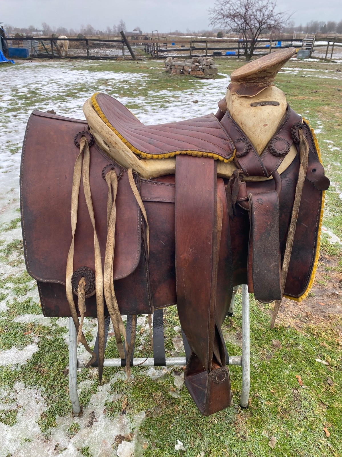 Vintage/Antique Galindo 14” Mexican vaquero saddle w/saddle bags, sword scabbard