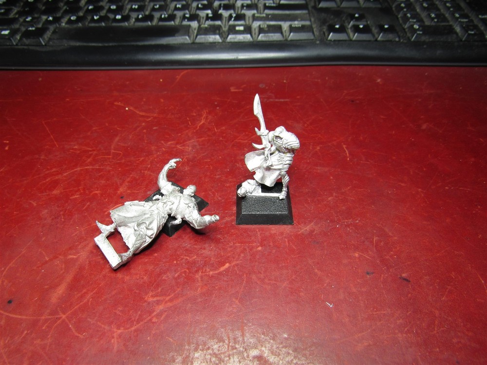 Rackham: 2 metal models - missing one arm.