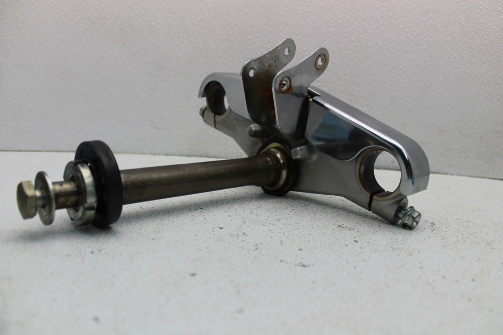 2004 SUZUKI GZ250 (#333) TRIPLE TREE STEERING STEM FORK CLAMP