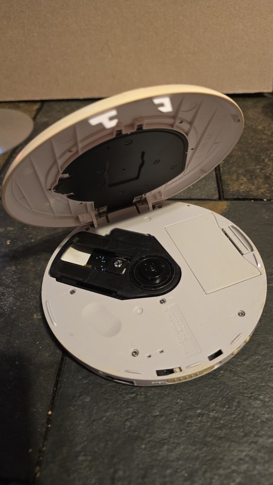 Sony Psyc White Walkman Portable CD Player (Don’t Work ) Please Read