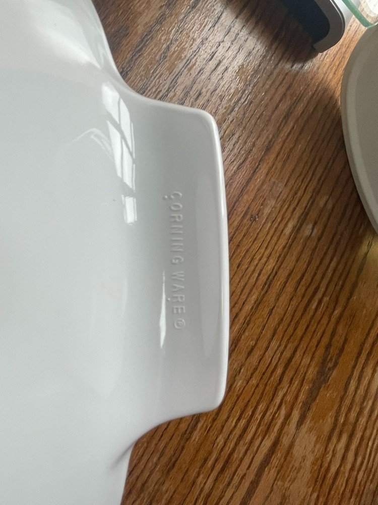 Corning Ware Solid White Pattern 1.5 L Casserole Dish w/ Glass & Plastic Lid
