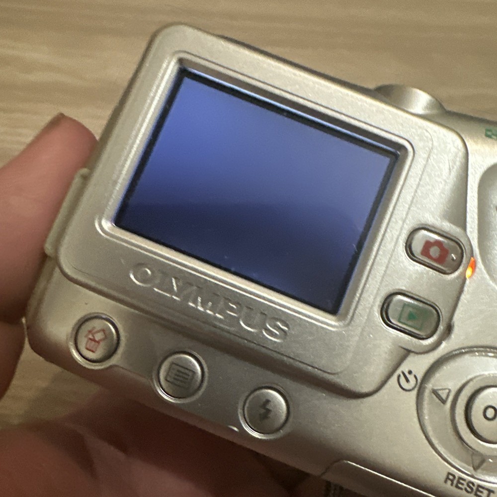 Olympus FE-100 4.0MP Compact Digital Camera Silver read description