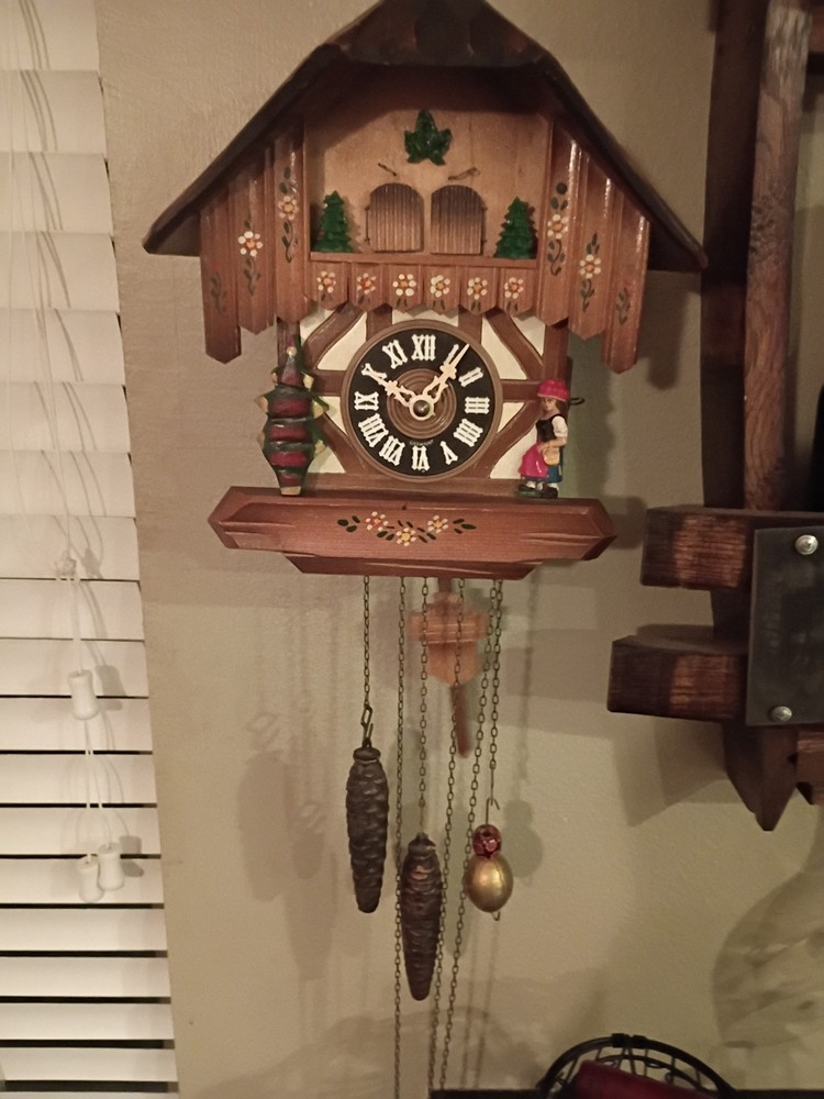 VINTAGE MUSICAL CHALET CUCKOO CLOCK ..........WORKING