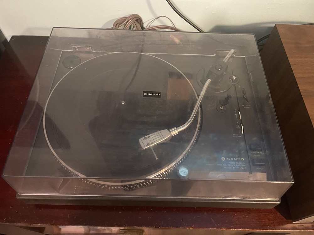 SANYO TP-1020 DIRECT DRIVE DC-SERVO SYSTEM TURNTABLE Powers On Spins