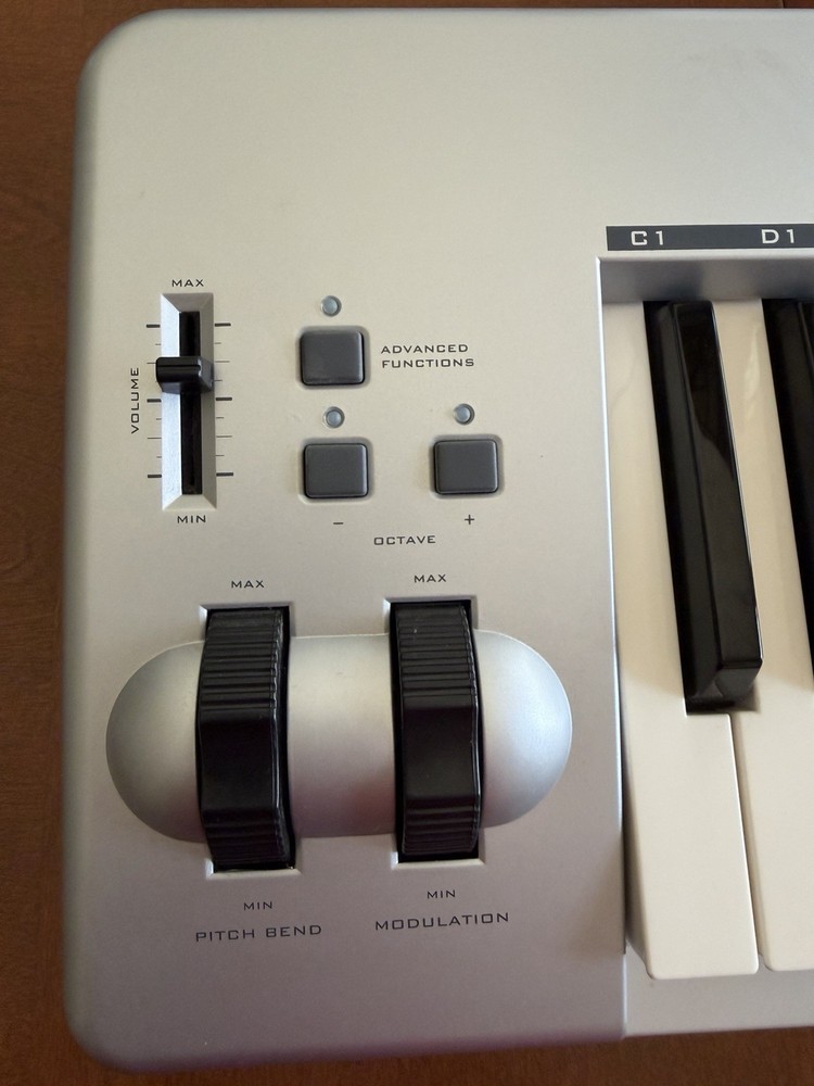 M-Audio Keystation 61es 61-Key USB MIDI Keyboard Controller Pitch Modulation