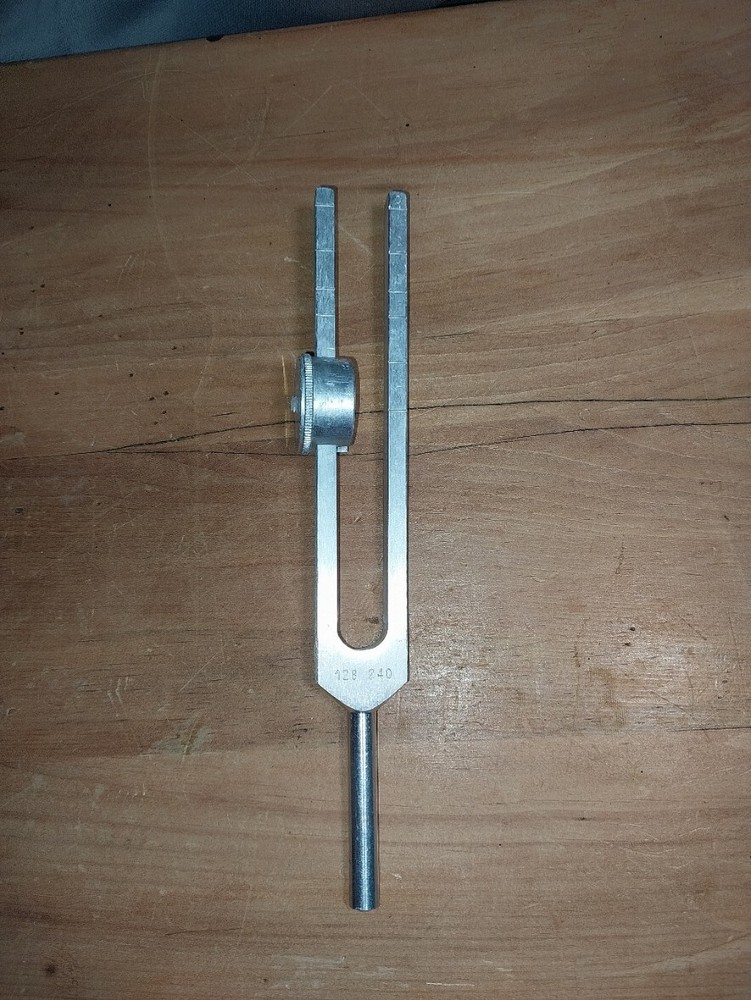 Adjustable 7-Frequency Fork 128 240hz missing a piece