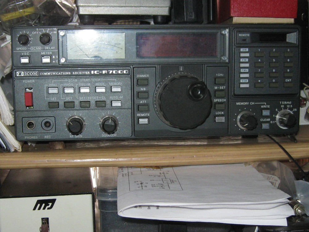 ICOM IC-R7000 RECEIVER w/voice modual