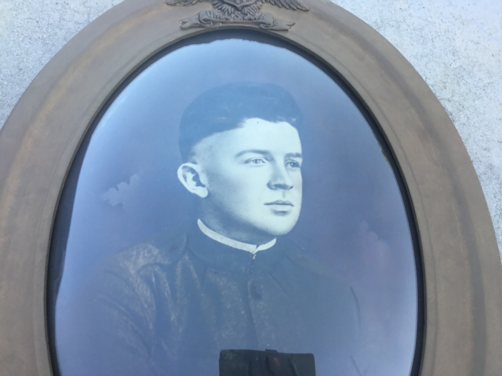 Vtg WW1 Convex Glass Soldier Military Portrait US Army Oval Framed Wall Hanging