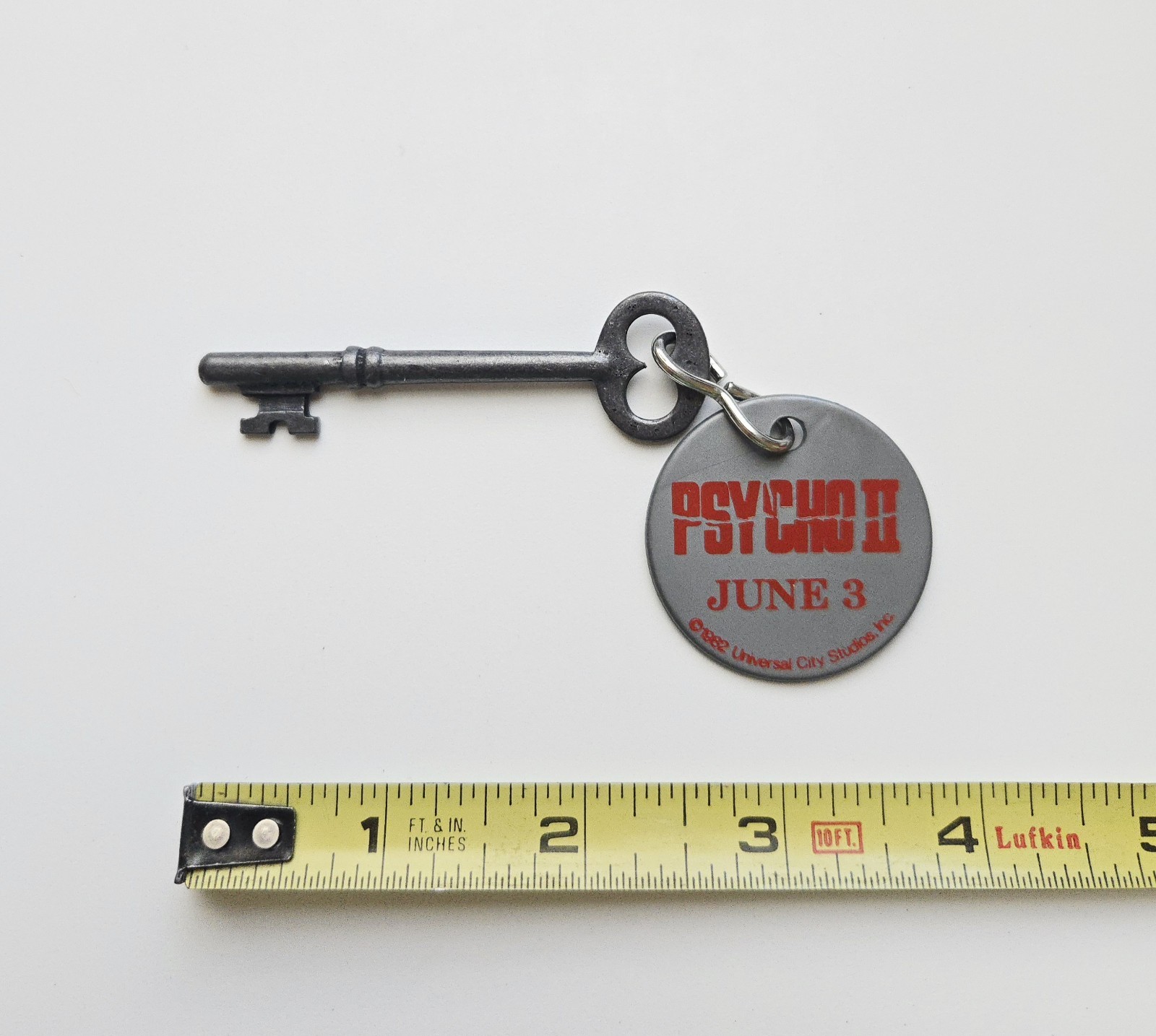 VINTAGE 1982 PSYCHO II MOVIE PROMO KEYCHAIN BATES MOTEL HORROR FILM 2 UNIVERSAL