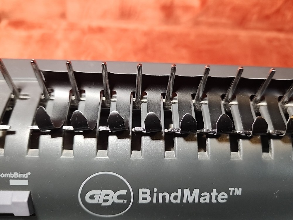 GBC Bindmate Binding Machine With Plastic Combs.