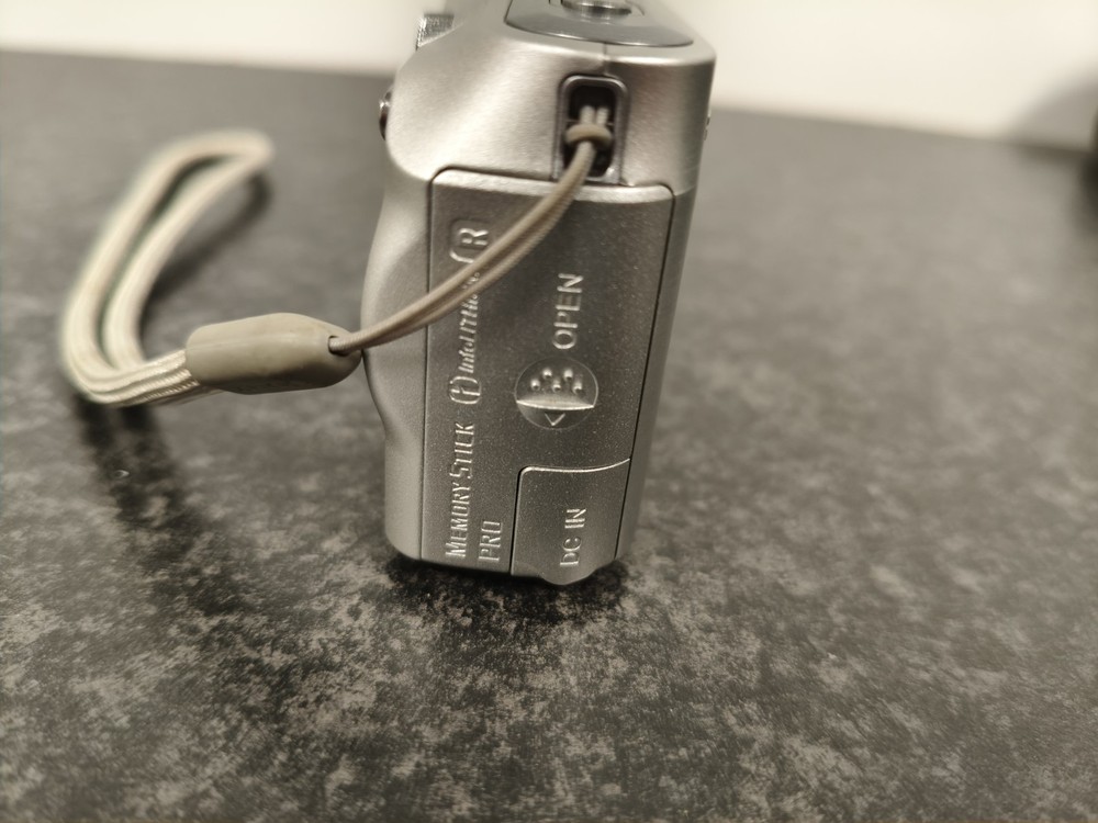 SONY CYBER-SHOT DSC-P200 compact digital camera SILVER 7.2MP UNTESTED