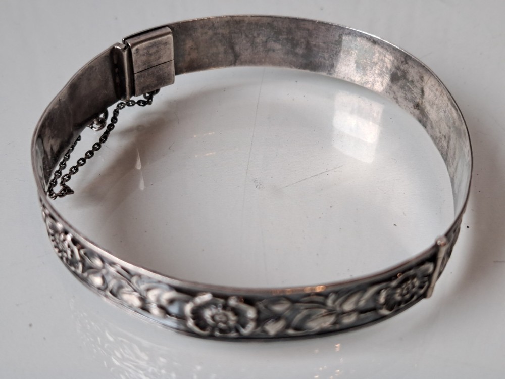 Beautiful Old Bangle, 835 Silver, Flower Relief