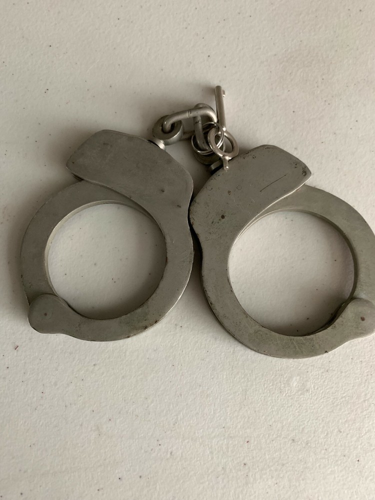 OLD HAND CUFFS W/KEY AND CASE