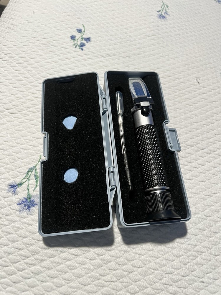 Portable Handheld Refractometer Biological Laboratory with Case