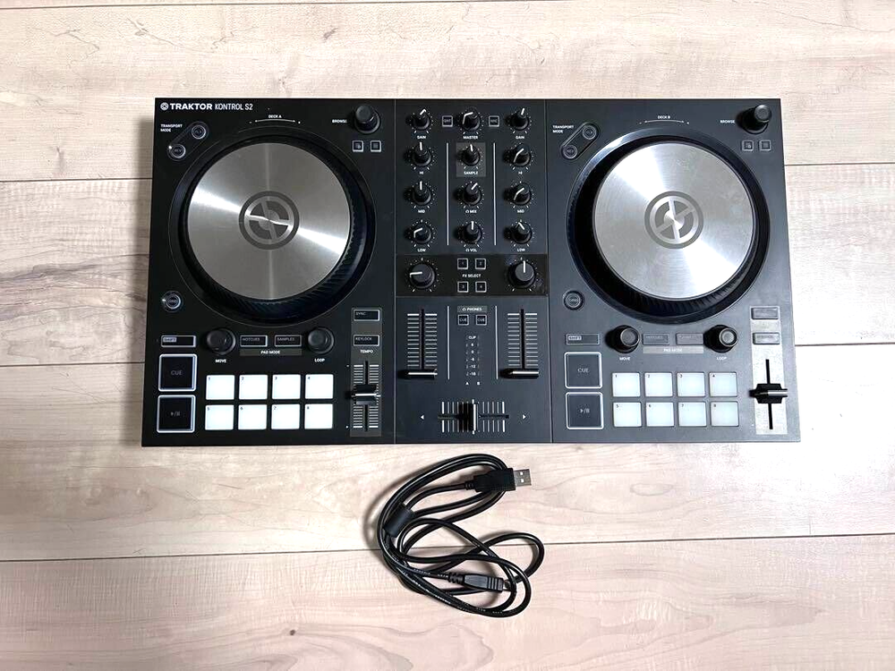 Native Instruments Traktor Kontrol S2 MK3 2-Channel DJ Controller S2MK3