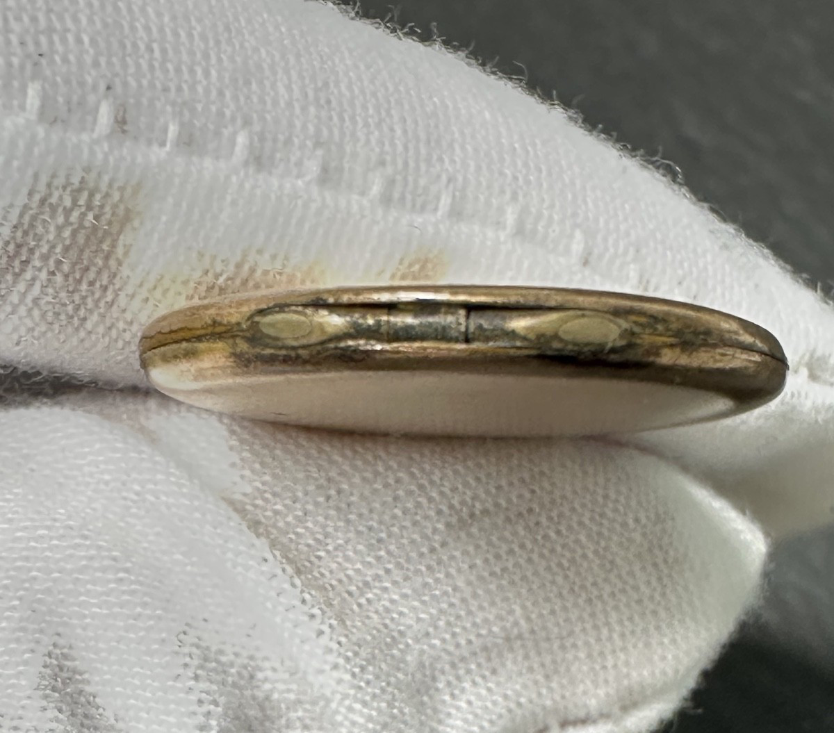 ANTIQUE GOLD FILLED PHOTO LOCKET WITH GREAT PHOTOS N122