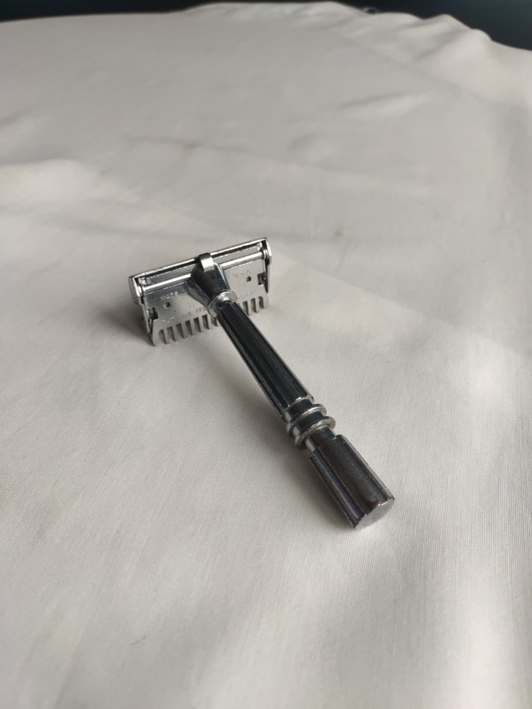 Gem Micromatic Open Comb Type Silver Tone SE Safety Razor