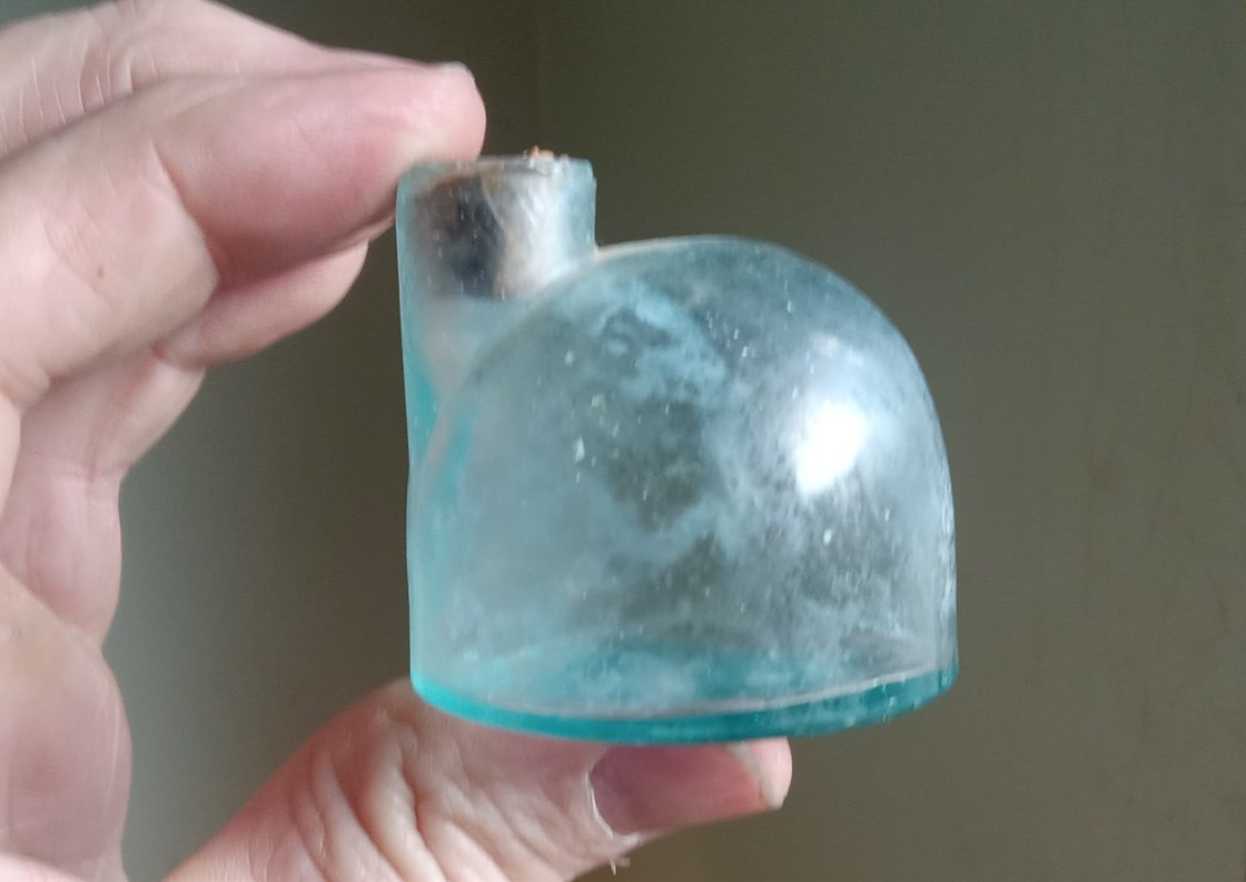 1870s PLAIN IGLOO TURTLE INK BOTTLE WITH GROUND LIP (AS IS;CRACK IN BASE)