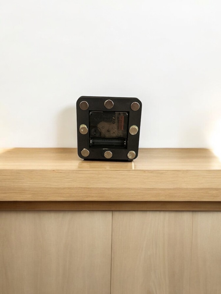 Fridge magnet clock - Robust design - Strong magnets