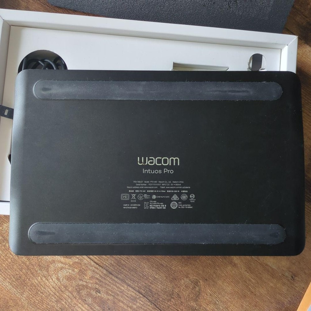 Wacom Intuos Pro Pen Tablet Bluetooth Graphics Pad for Creatives Pro