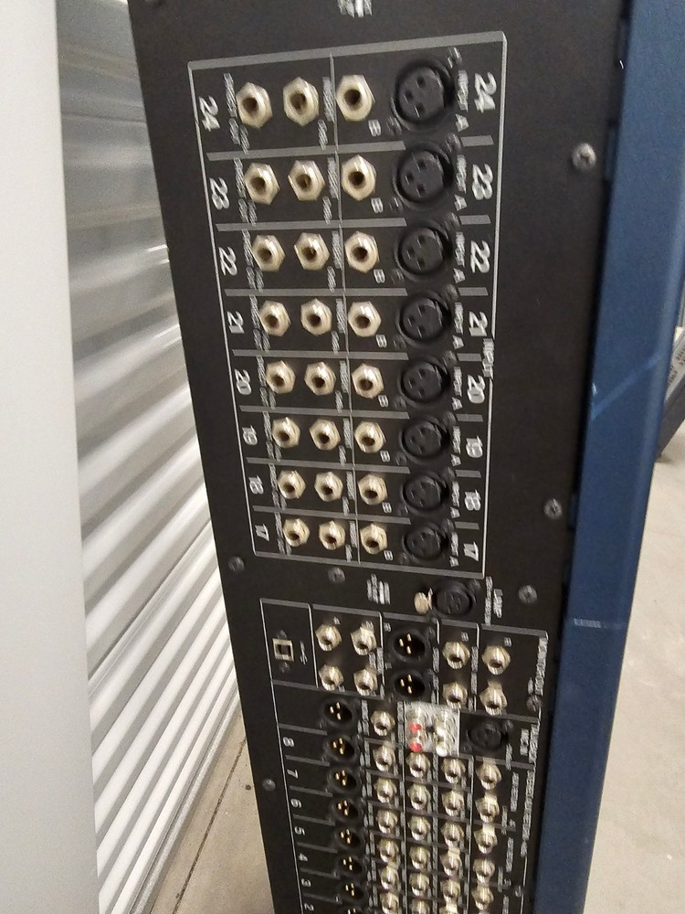 Yamaha IM8-32 Sound Reinforcement Console