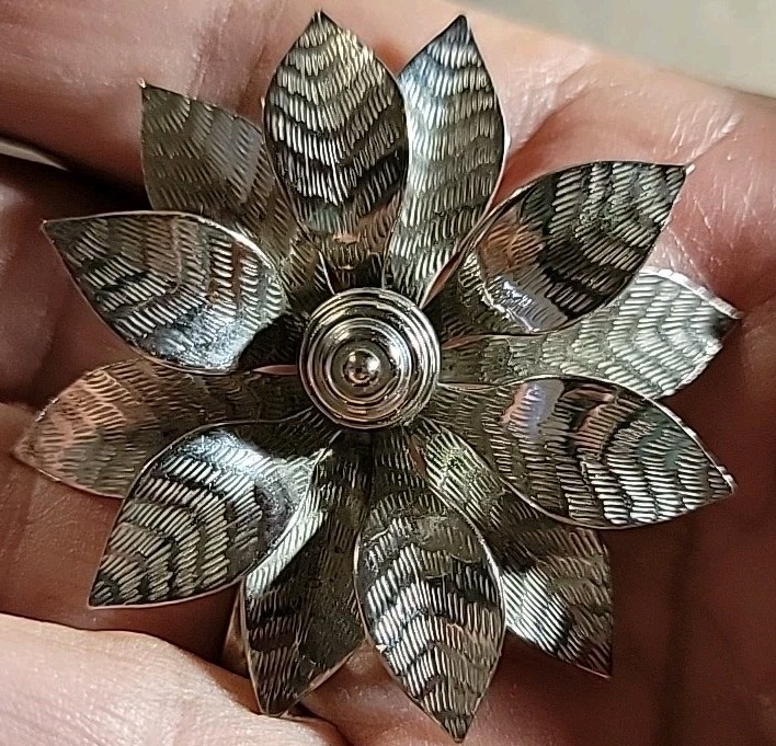 Giovanni Signed Silvertone Flower Texured Brooch