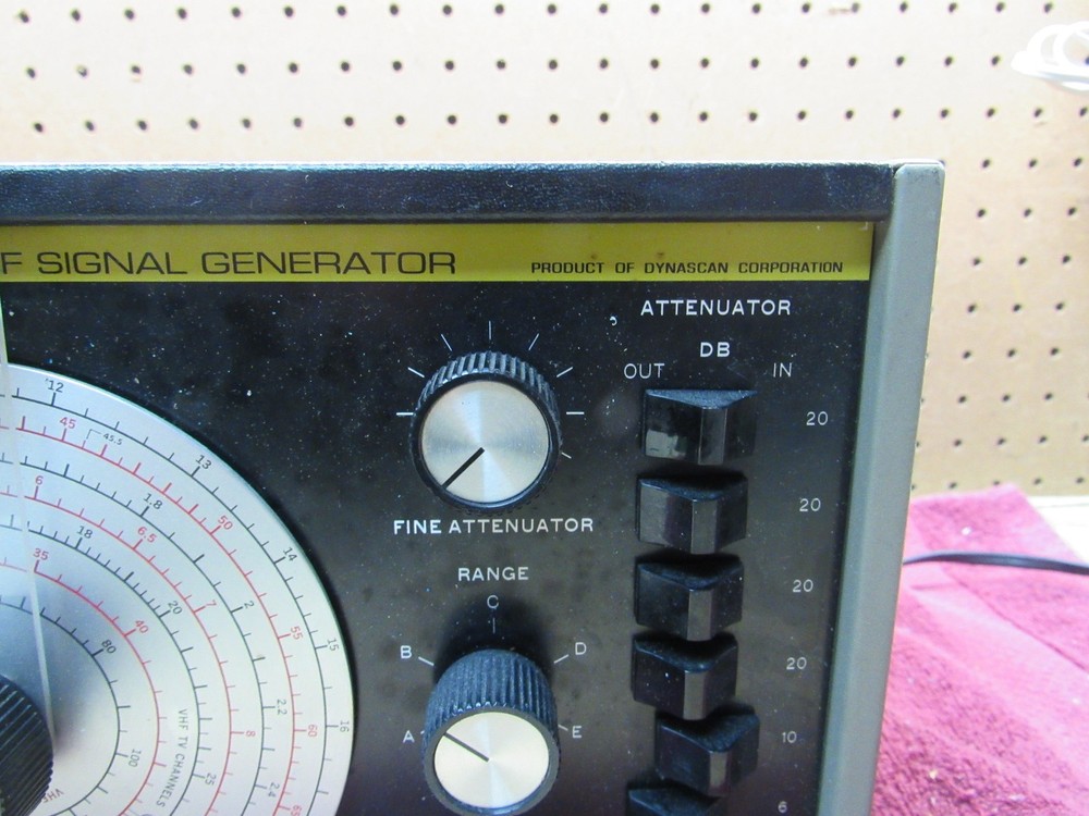 Vintage B & K Precision E-200D Solid State RF Signal Generator Dynascan