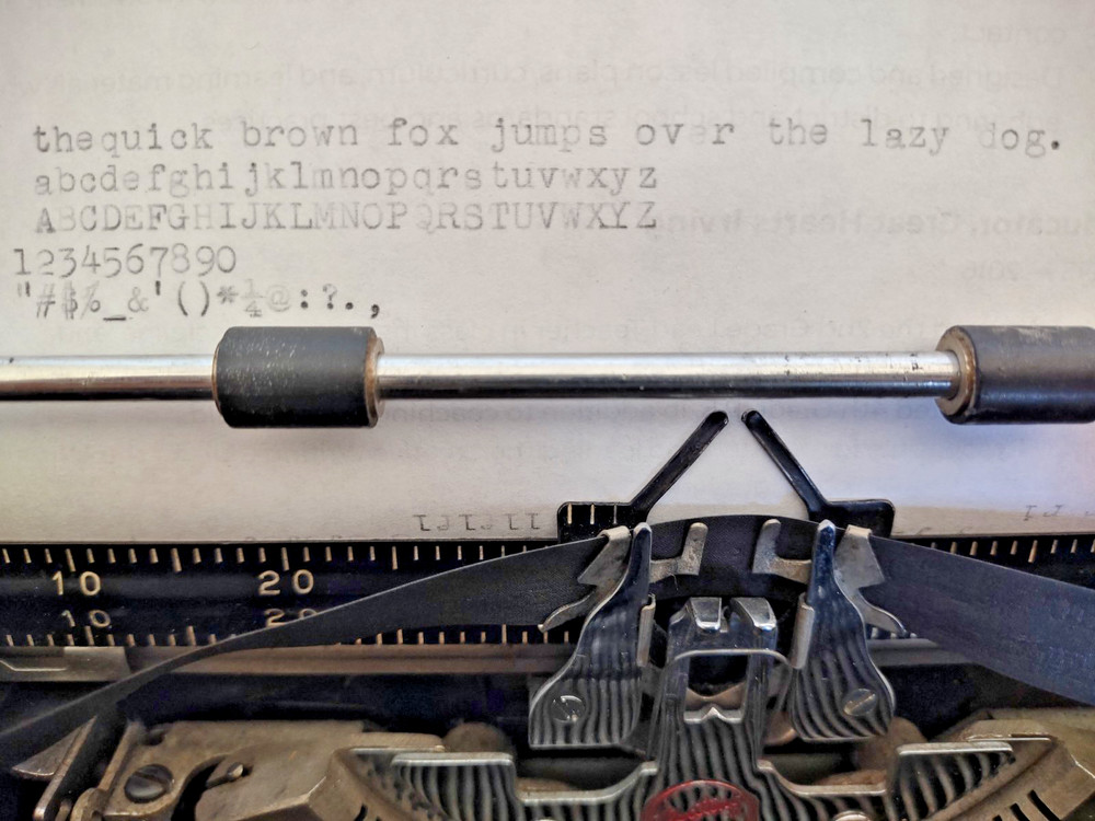 [Excellent] 1949 Smith-Corona Silent "Floating Shift" black typewriter with case
