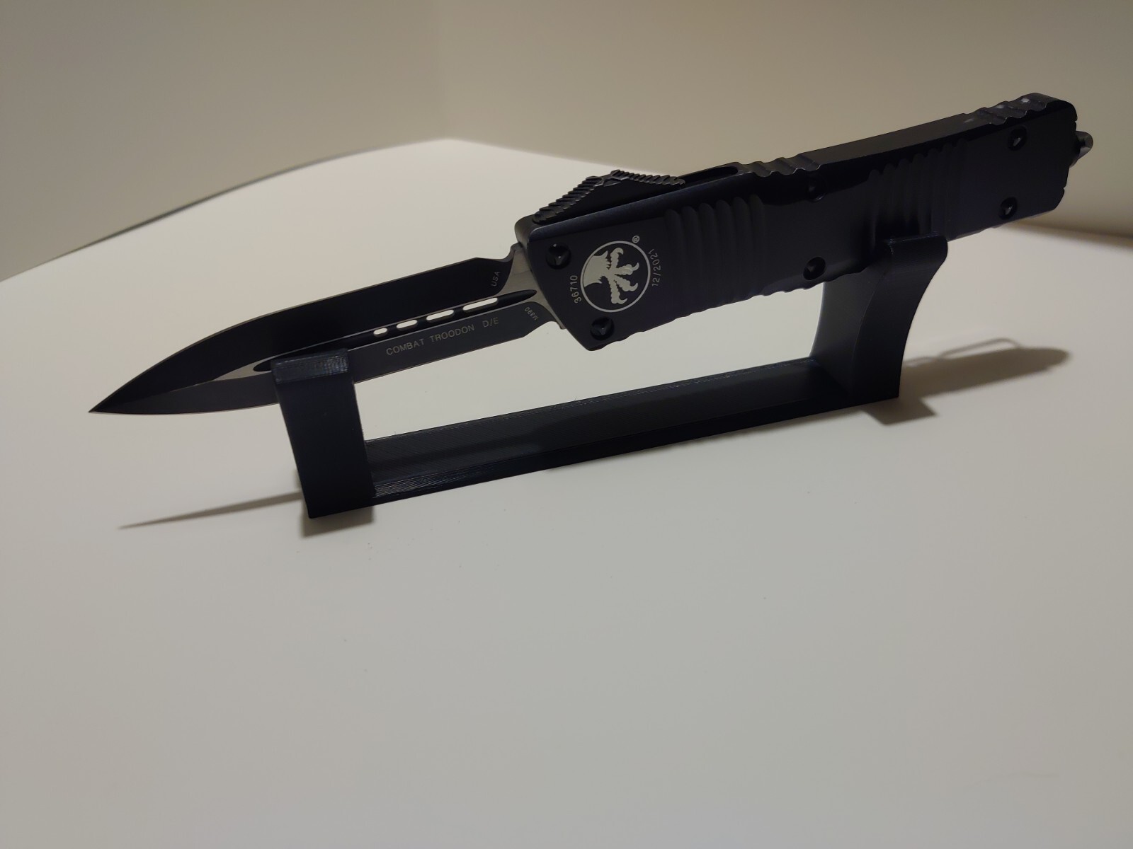 Universal knife display stand