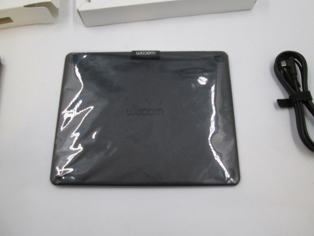Wacom Intuos Graphics Drawing Tablet Black CTL-4100 Open Box